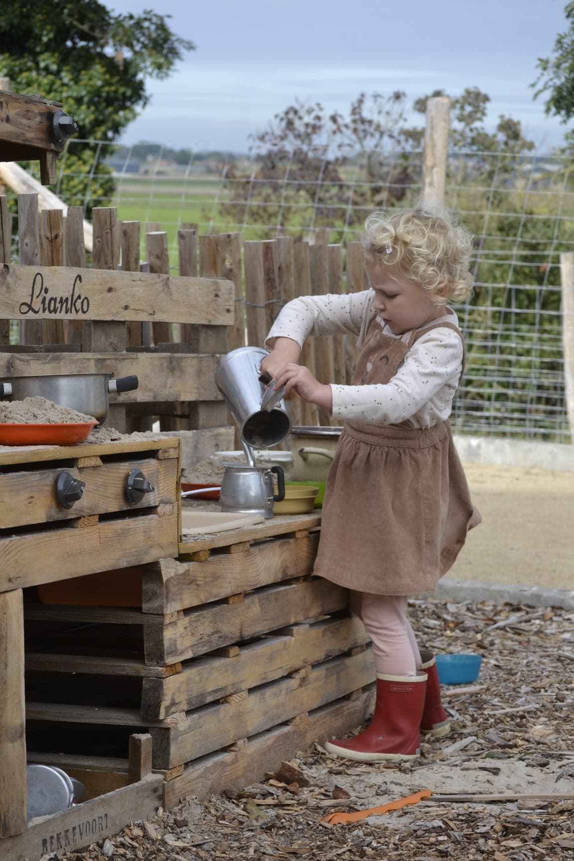 Kinderen buiten tijdens het feest