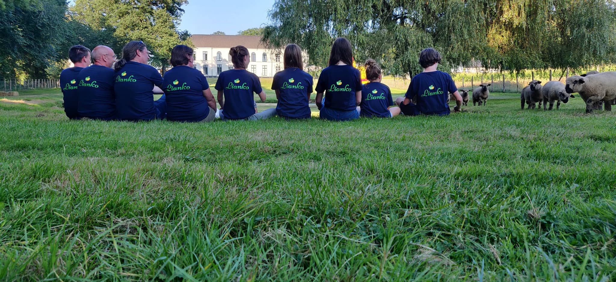 Familie en team van Lianko op de boerderij