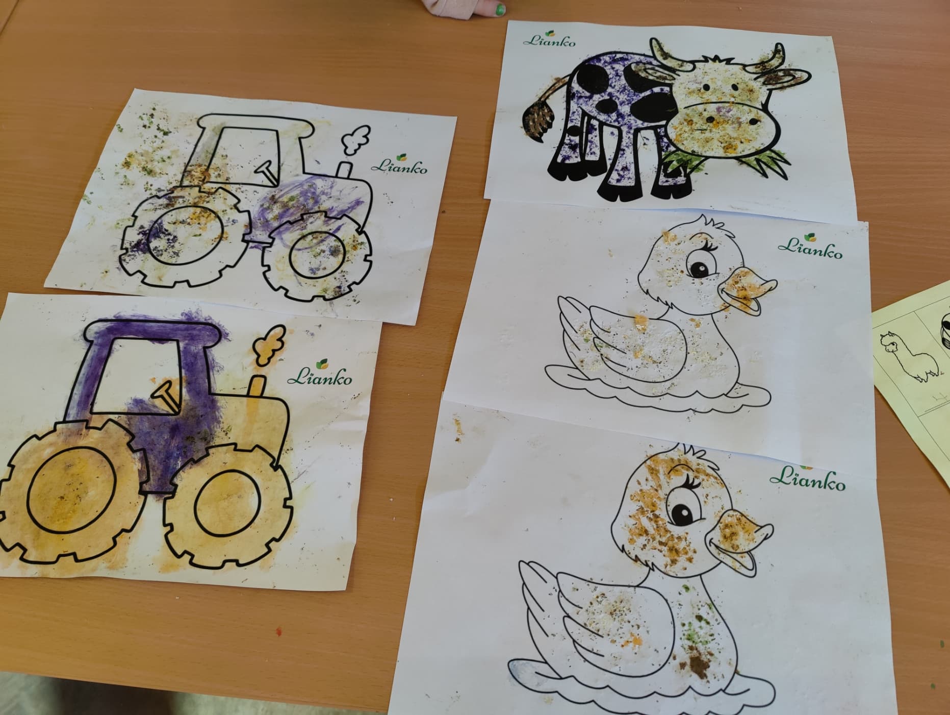 Knutselen en tekenen op kamp