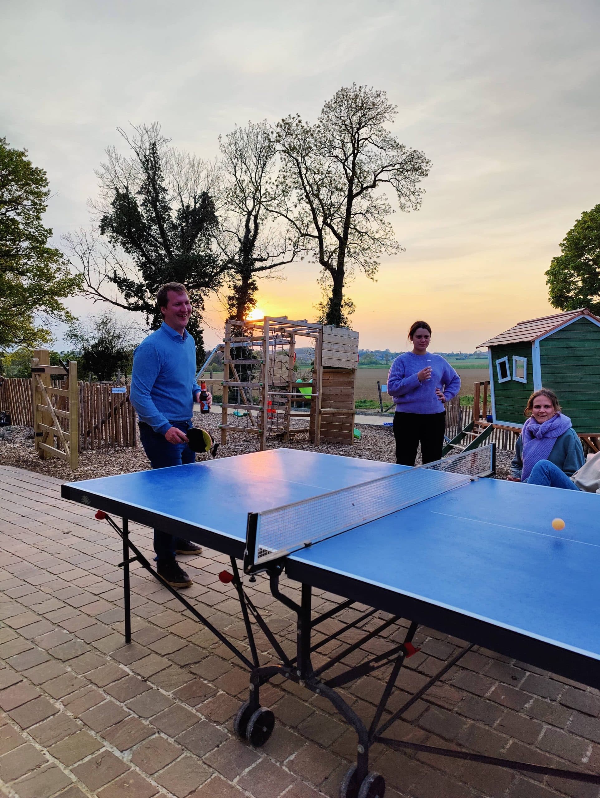 Spelen in de tuin en aan de speeltuigen