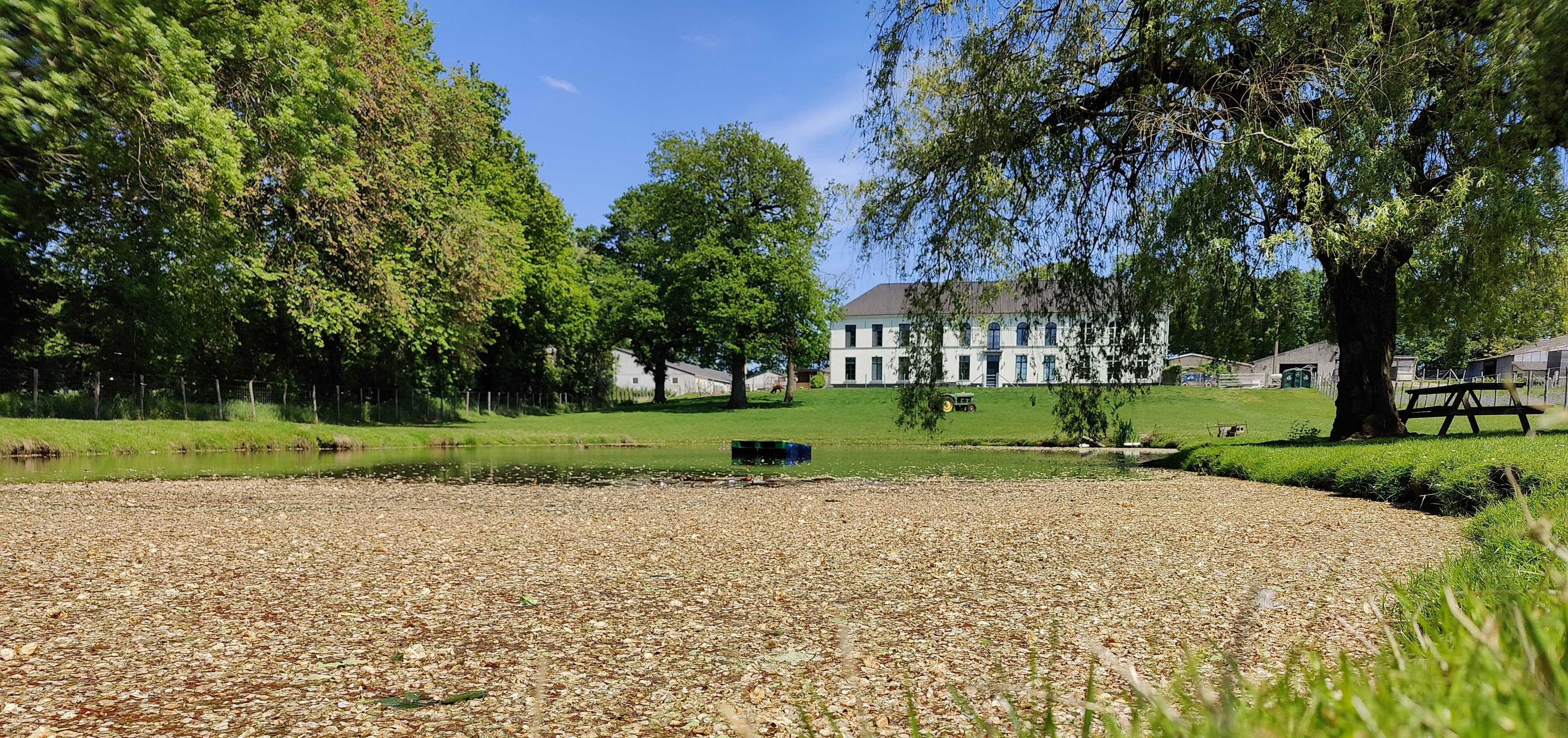 Lianko-boerderij en groene omgeving in Bekkevoort